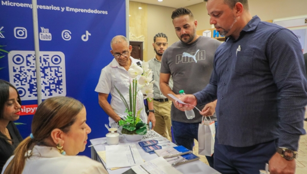 Stand Promipyme exhibe servicios en feria negocios: Hub Cámara Santo Domingo